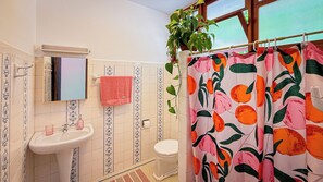 Deluxe-Doppelzimmer, Gartenblick | Badezimmer | Kostenlose Toilettenartikel, Handtücher, Seife, Shampoo
