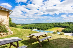 A picnic area with a view of a river and hills. - "Les Hauts de Grazac" Vacation Rental for 14 People in the Countryside with a Sauna, 35 Minutes from Toulouse (Grazac)