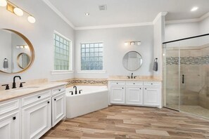 Bathroom - "The Edge" Lakefront - 7-bedroom/5.5 bath, Gameroom, Watersports, Luxury Home! (Montgomery)