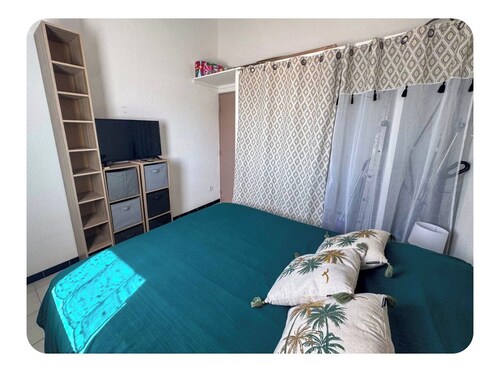 Small, air-conditioned house in a gated community, close to the beaches and shops