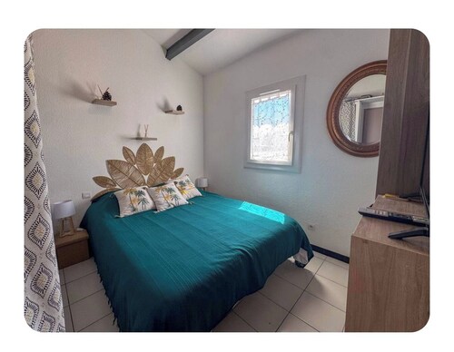 Small, air-conditioned house in a gated community, close to the beaches and shops