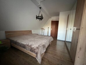 Unclassified image, 3 of 19, button - Apartment 'vino y amor' with Mountain View, Roof Terrace & Private Garden (Rheinau)