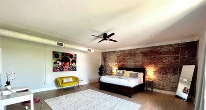 ★Record Rack Loft - Walk Everywhere Downtown★