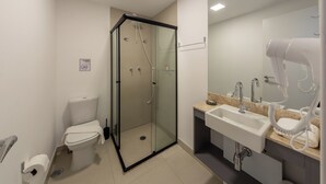 Căn hộ, ban công | Phòng tắm | Buồng tắm vòi sen, đồ dùng nhà tắm miễn phí, máy sấy tóc, khăn tắm 