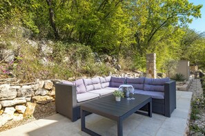 Property grounds - P&T Apartment Omišalj with Garden, Balcony and Sea View (Omišalj)