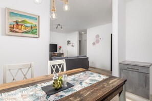 Dining - P&T Apartment Omišalj with Garden, Balcony and Sea View (Omišalj)