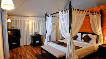Luxe tent, uitzicht op zwembad