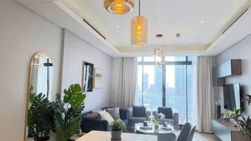 Un salon moderne avec un coin repas, de grandes fenêtres et une vue sur la ville.