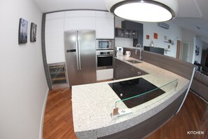 Private kitchen - Luxury Marina View Apartment Izola (Izola)