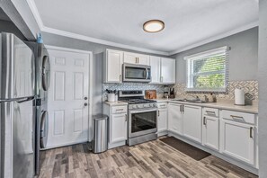 Private kitchen - 5 min to Bishop Arts, king bed, private yard (Dallas)