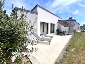 Outdoor dining - Sea and Relaxation: Singlestory house near beaches (Erquy)