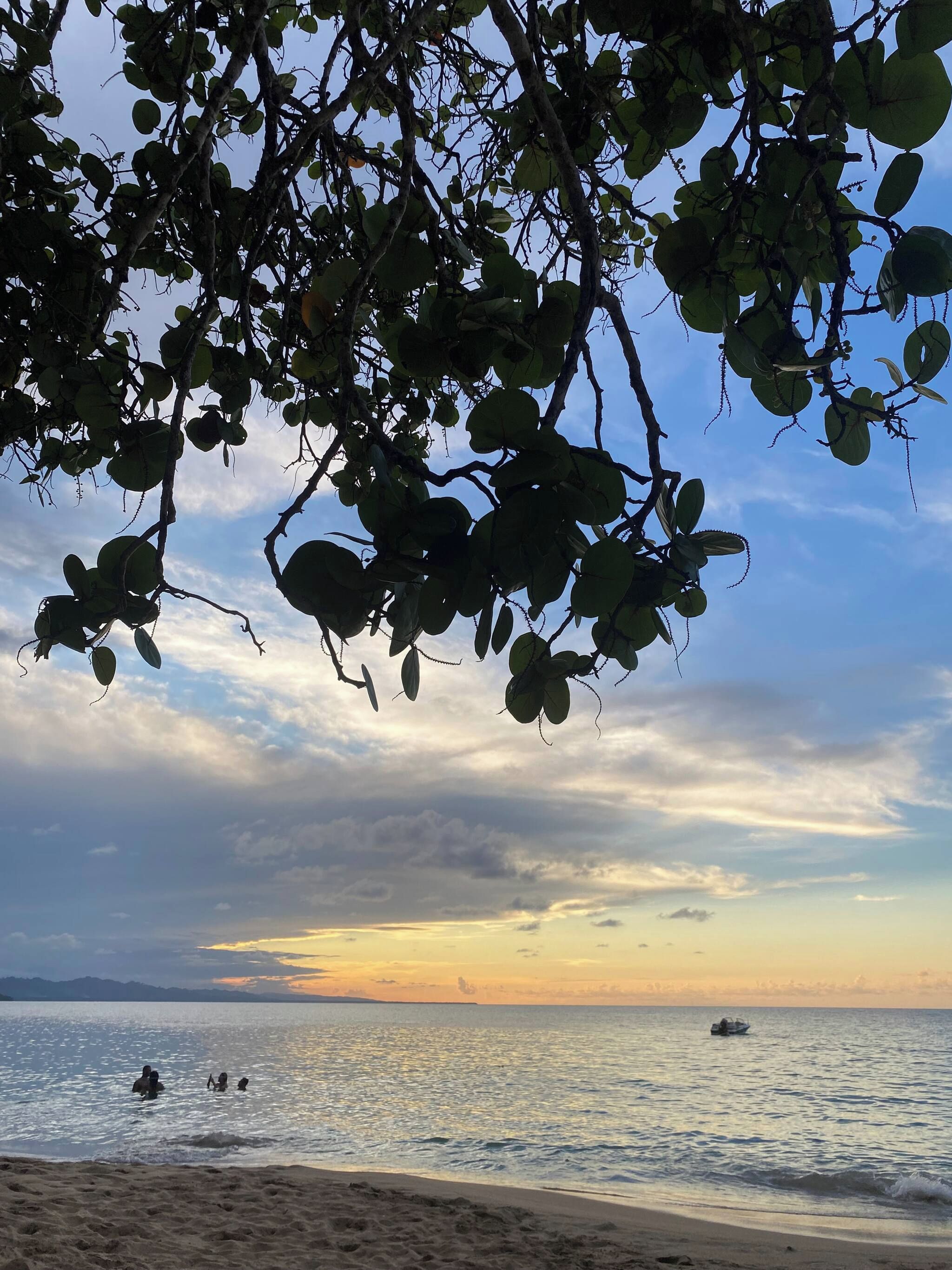 Uma praia com céu claro e mar calmo.