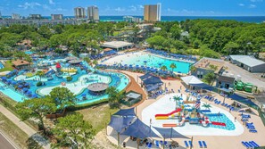 Ein Resort mit mehreren Schwimmbecken, Wasserrutschen und Liegebereichen.