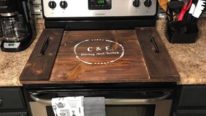 Uma cozinha com fogão de aço inoxidável, cafeteira e porta-facas.