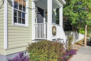 A house with a porch, a mailbox, and a decorative wreath. - Savannah Reserve Savannah Row Suite & Hot Tub (Savannah)