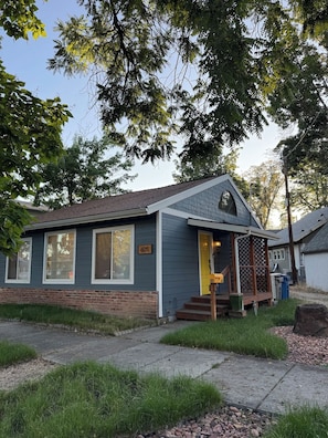 A single-story house with a front porch, a visible mailbox, and a number sign. - Cozy 1-bedroom bungalow in historic North End of Boise with AC and sauna (Boise)