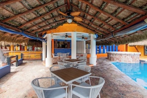 Outdoor dining - Bella Mar: Ocean Front w/ Pool Views (Isla Mujeres)