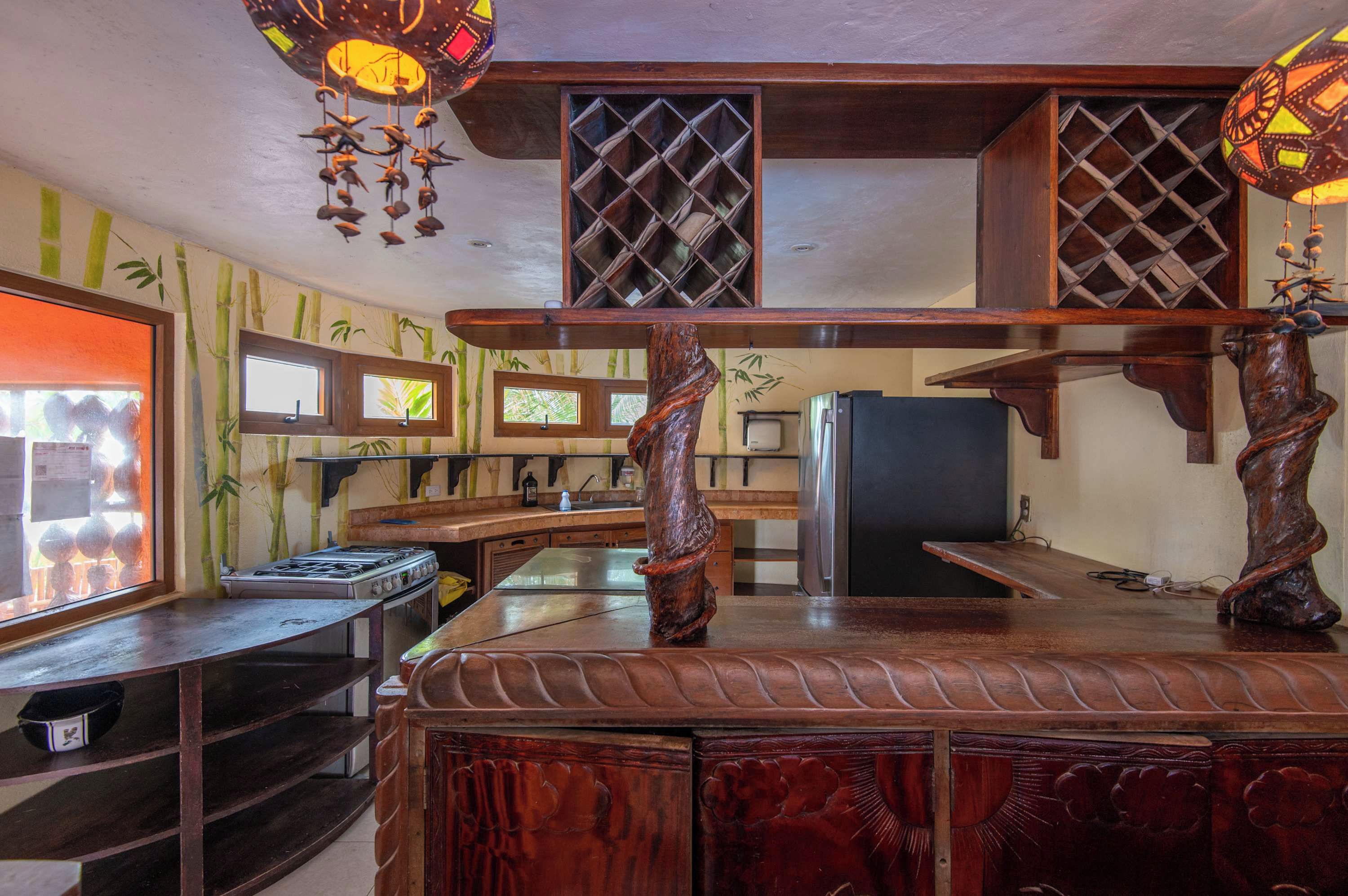 Una cocina con encimera de madera, estufa y refrigerador.