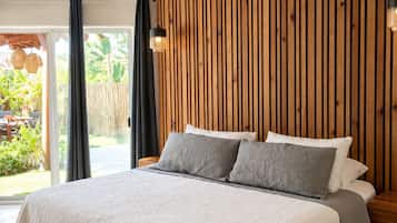 Une chambre à coucher avec un lit, un plafond avec des lambris en bois et un appareil de climatisation.