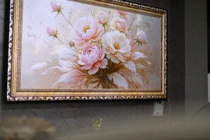 Une œuvre d’art florale encadrée, accrochée à un mur.
