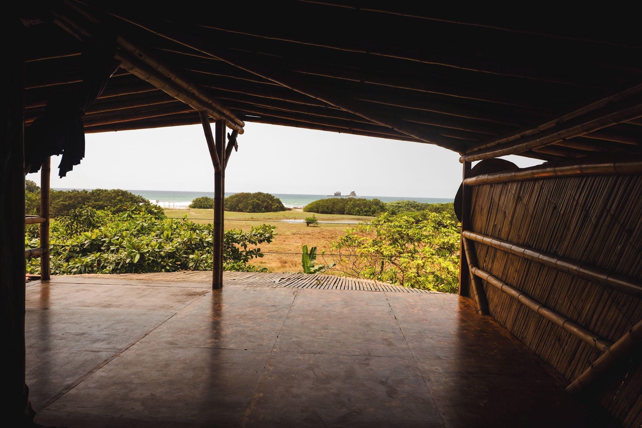 Una estructura al aire libre con vistas al océano y la vegetación.