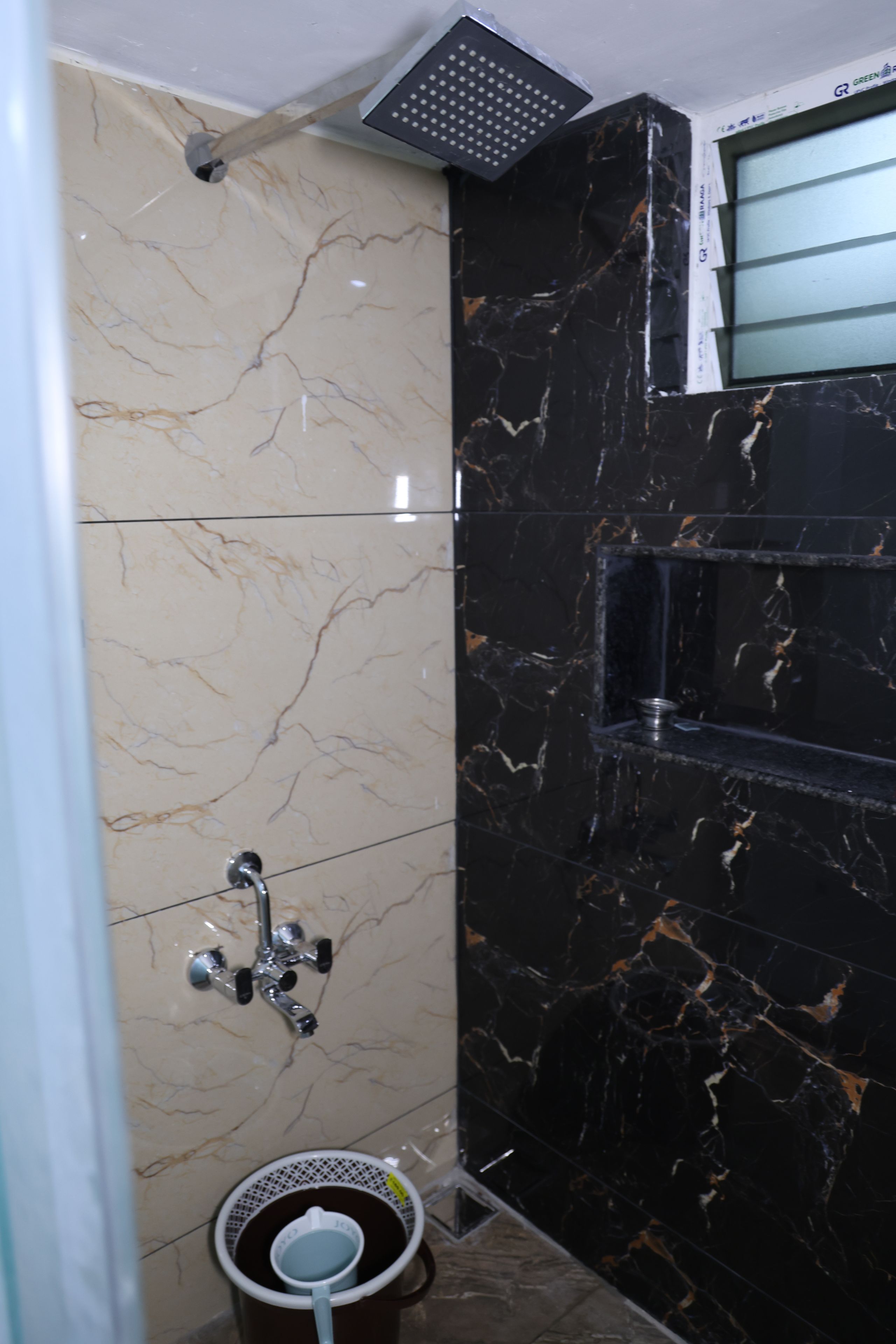 Ein Badezimmer mit Dusche, Waschbecken und Toilette.