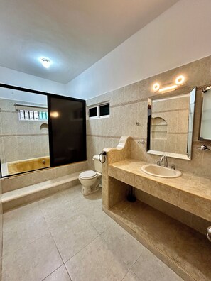 Un bagno moderno con vasca, servizi igienici e lavabo.