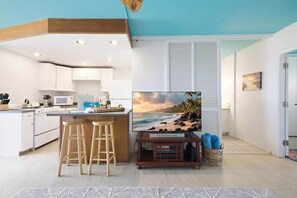 Interior - Oceanfront budget friendly 1 bedroom condo, walkable area (Napili-Honokowai)