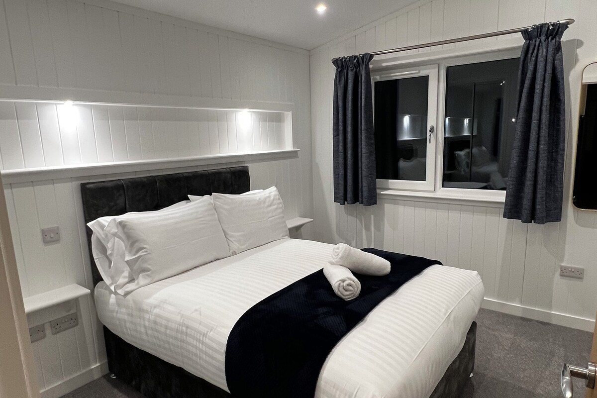 Luxury Villa, Balcony, Courtyard View | Soundproofing, iron/ironing board, WiFi (free)