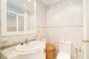 A bathroom with a marble sink, a toilet, and a mirror. - Apartment in Nerja Near Carabeillo Beach (Nerja)