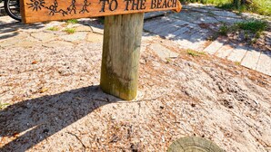 A wooden signpost with directional arrows pointing to the bar and the beach. - Gatsby’s OBP, 3rd House to the Beach, Heated Pool + 2 Hot Tubs, Sleeps 24 (Ocean Bay Park)
