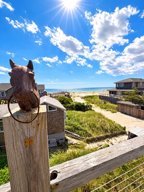 A wooden horse sculpture on a post, a beach, and houses in the background. - Gatsby’s OBP, 3rd House to the Beach, Heated Pool + 2 Hot Tubs, Sleeps 24 (Ocean Bay Park)