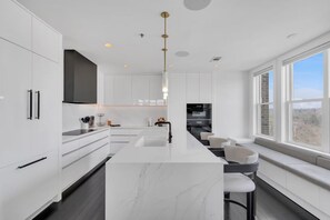 Private kitchen - Lovely XL Rare Penthouse, Master Spa Bedroom, 3 Balconies & More (Atlanta)