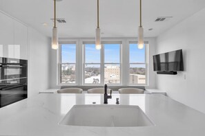 Private kitchen - Lovely XL Rare Penthouse, Master Spa Bedroom, 3 Balconies & More (Atlanta)