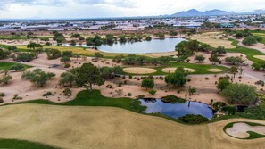 Een golfbaan met meerdere bunkers, waterhindernissen en een groot wateroppervlak.