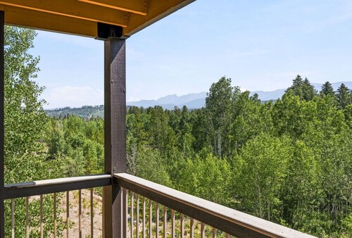 Mountain Views, Private Hot Tub & Walkable Winter Park Location