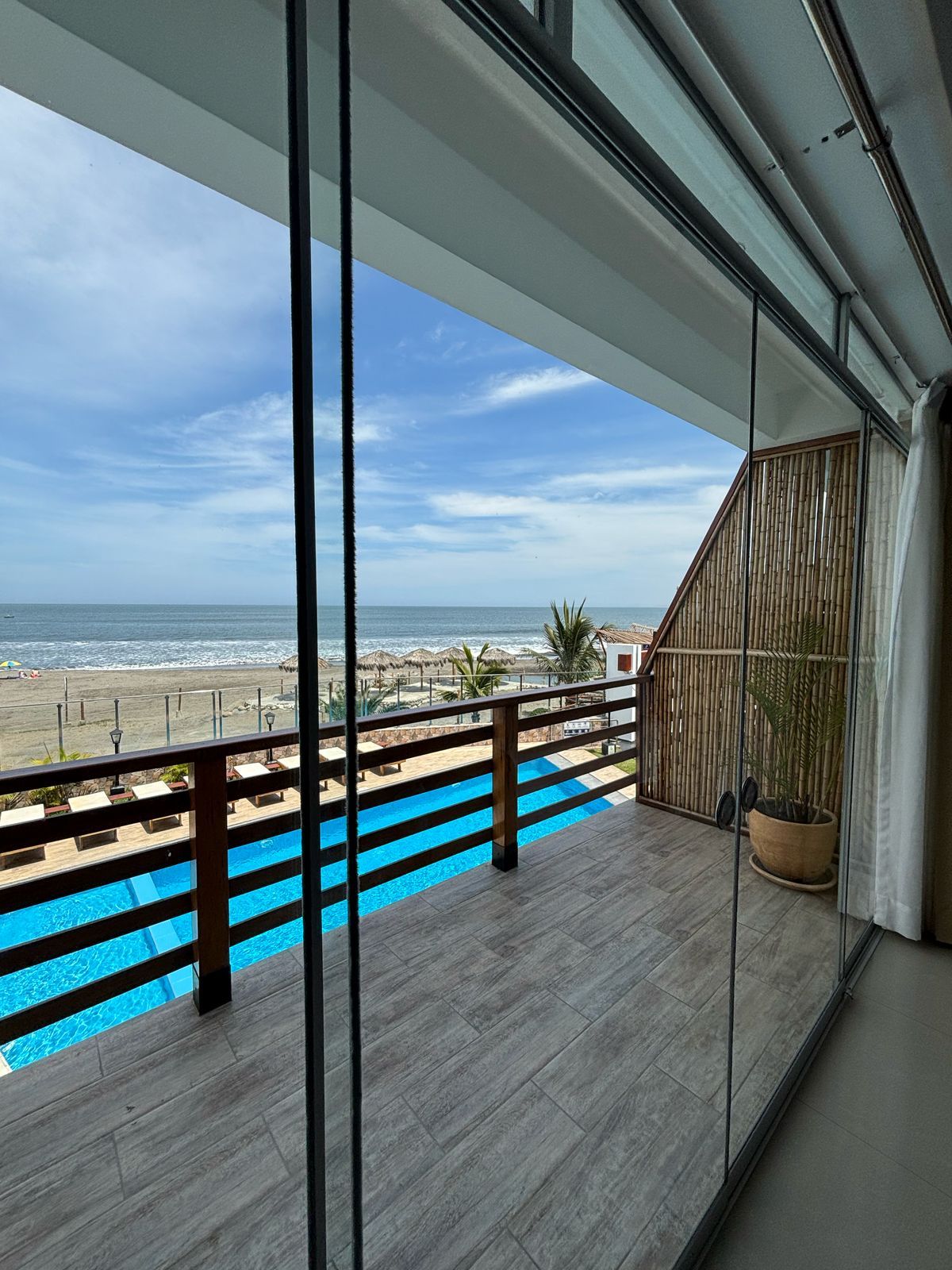 Ein Balkon mit Blick auf Strand und Meer.
