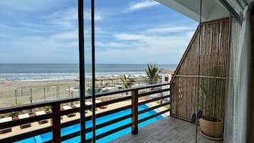 Ein Balkon mit Blick auf Strand und Meer.