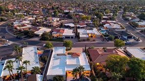 A residential area with houses, roads, and palm trees. - Casa Talavera by Avantstay Pool + Hot Tub + Fire Pit + BBQ Mins to Golf (Scottsdale)