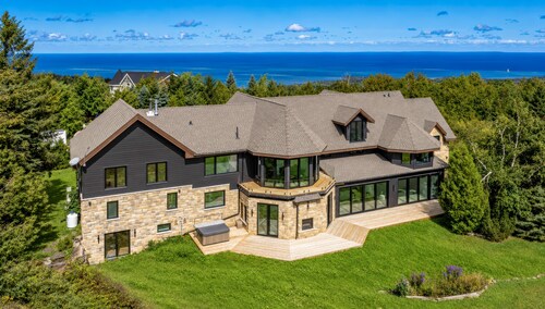 Spectacular 5 bed 9 bath home at the top of Blue Mountain