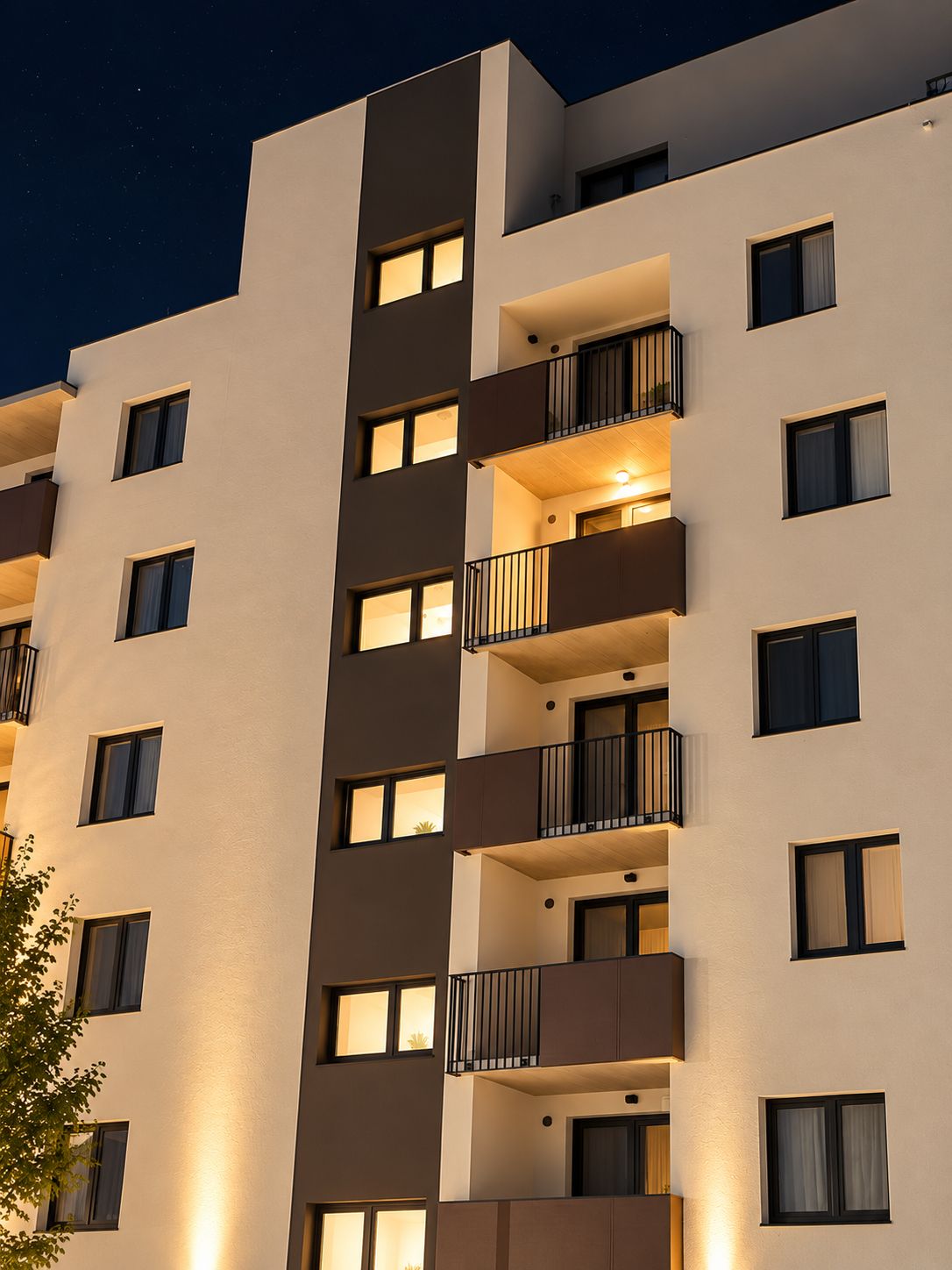 Um edifício com várias andares, varandas e janelas, provavelmente um hotel ou complexo de apartamentos.