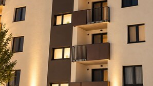 En bygning med flere etager, altaner og vinduer, sandsynligvis et hotel eller et lejlighedskompleks.