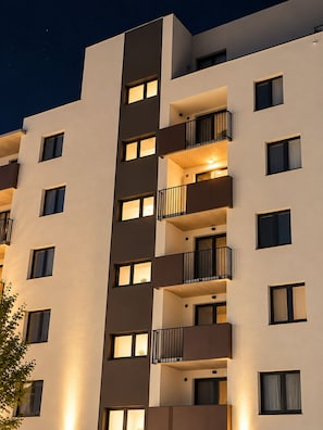 Ein mehrstöckiges Gebäude mit Balkonen und Fenstern, wahrscheinlich ein Hotel oder eine Wohnanlage.