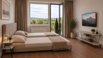 Quarto moderno com uma janela ampla, uma cama, mesa de cabeceira com abajur, televisão e planta.