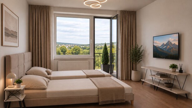 Et moderne soveværelse med stort vindue, seng, sengebord med lampe, TV og en plante.