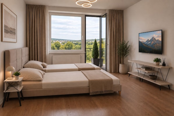 Ein modernes Schlafzimmer mit großem Fenster, einem Bett, einem Nachttisch mit Lampe, einem Fernseher und einer Pflanze.