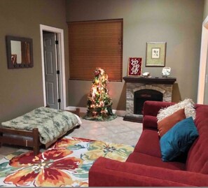 Living area - Peaceful Country Atmosphere with City Convenience. (Owens Cross Roads)