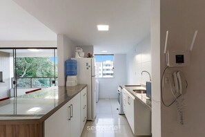 Private kitchen - Apt. w/ Balcony and Sea View in Ilheus Ors0303 (Ilhéus)