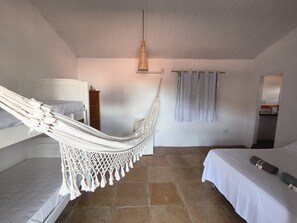 A room with a hammock bed, a bunk bed, and a single bed. - Casa Vento Azul (Jijoca de Jericoacoara)