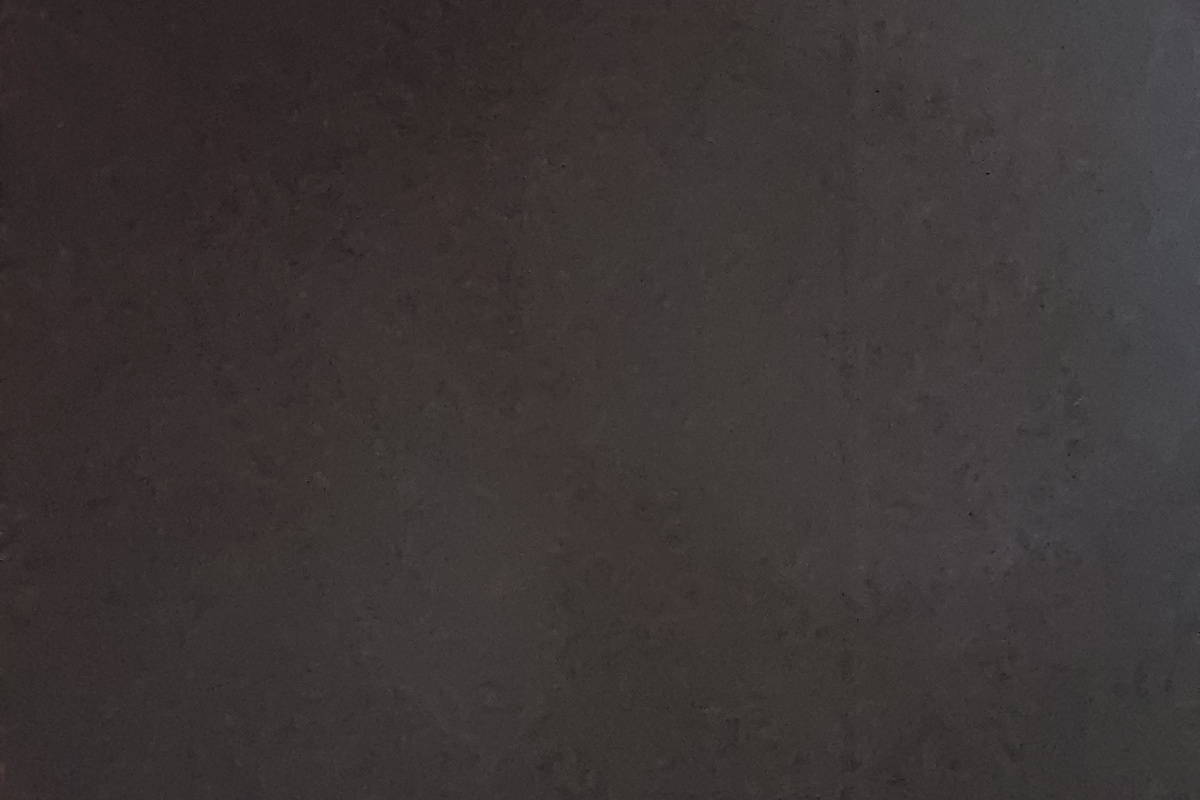 Uma superfície escura e uniforme, sem detalhes visíveis.